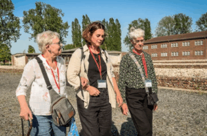 De documentaire Schaduwen van het verleden volgt Leusdense families in Neuengamme