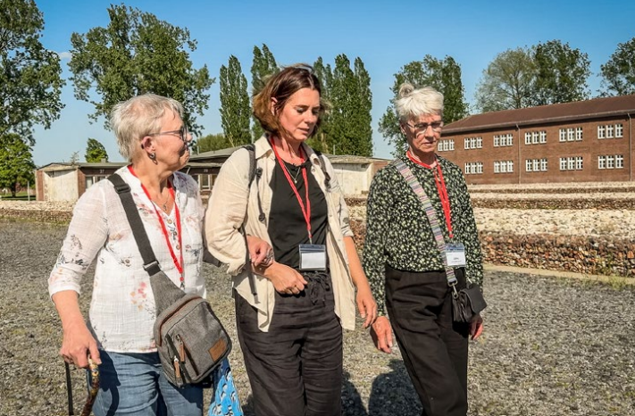De documentaire Schaduwen van het verleden volgt Leusdense families in Neuengamme